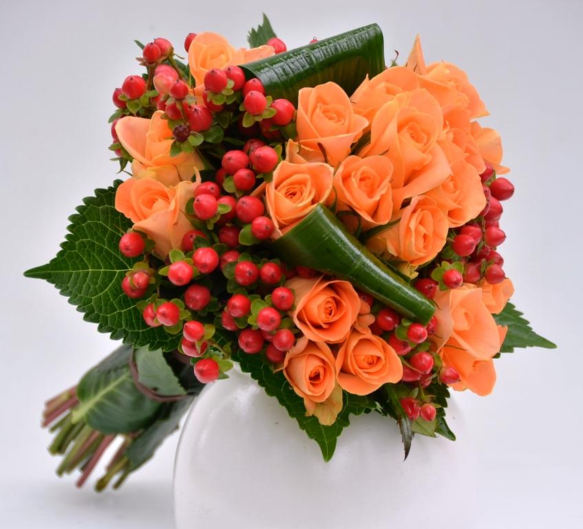 Bouquet con rose arancio e bacche